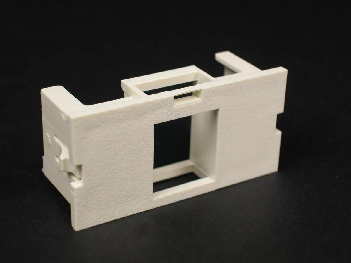 Wiremold CM2-U1KEYA-WH CM-Series 2A Single Flushmount Unloaded Keystone Module